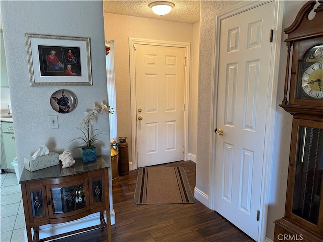 512 E Clinton Ave, Atwater, CA 95301 - entrance foyer featuring a textured wall and dark wood-style floors