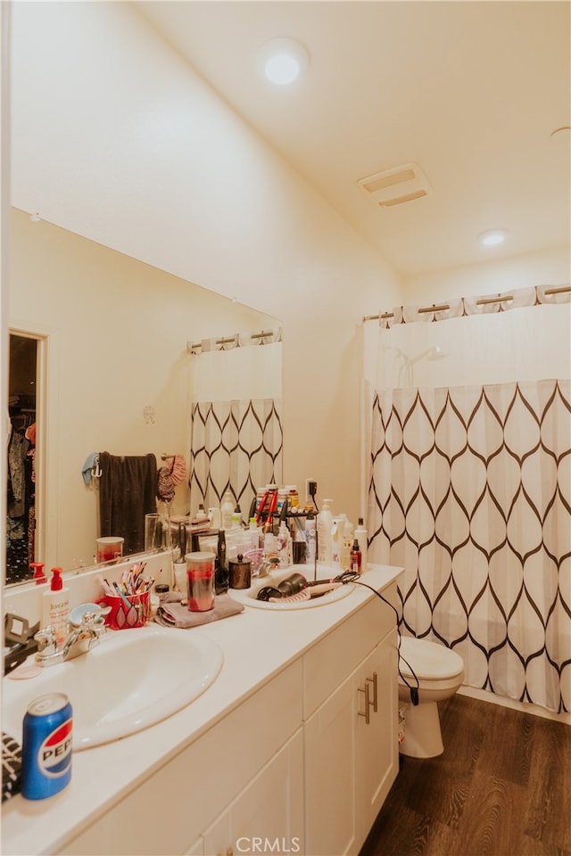 635 Pegasus Dr, Merced, CA 95348 - full bath with vanity, wood finished floors, a shower with shower curtain, and recessed lighting