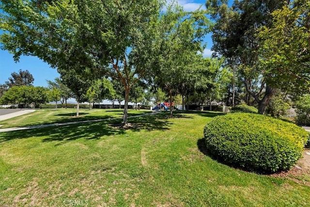 27185 Buffalo Trl, Corona, CA 92883 - surrounding community featuring a lawn