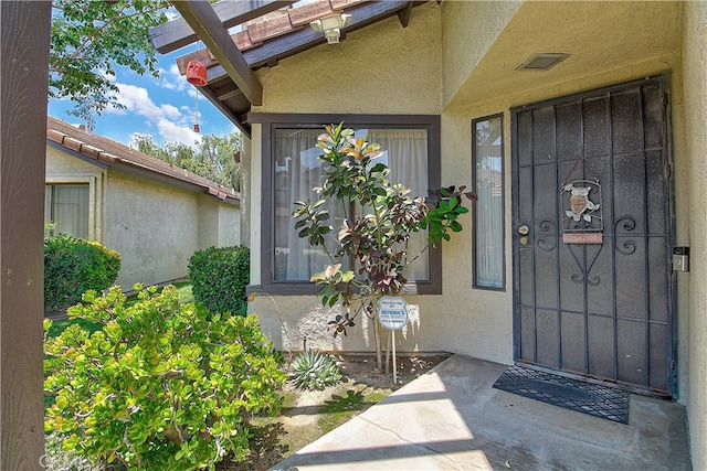5050 Canyon Crest Dr Unit 5, Riverside, CA 92507 - view of exterior entry with stucco siding