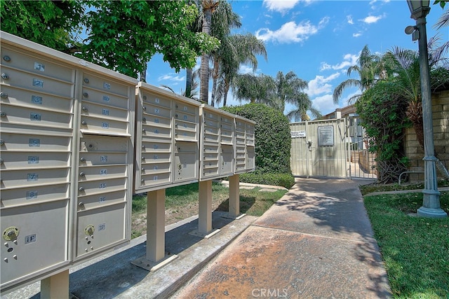 5050 Canyon Crest Dr Unit 5, Riverside, CA 92507 - surrounding community with mail area and a gate