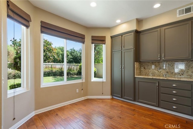 9320 Isaac Lord Dr, Rancho Cucamonga, CA 91701 - bar area with healthy amount of natural light, tasteful backsplash, light wood finished floors, and recessed lighting