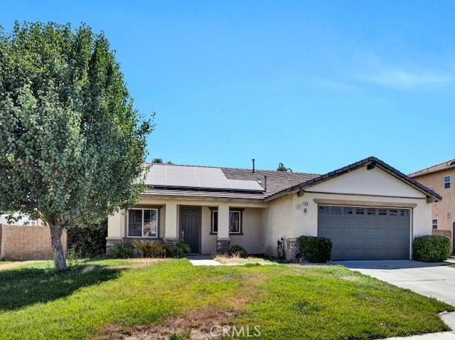 629 Ivy Crest Dr, San Jacinto, CA 92582 - single story home with roof mounted solar panels, stucco siding, driveway, and an attached garage