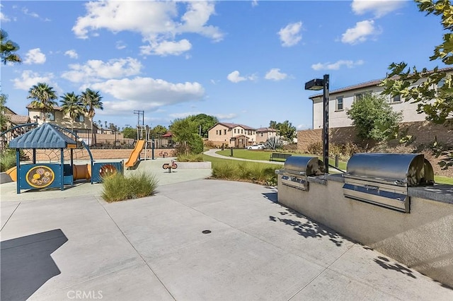 2825 Villa Catalonia Ct, Corona, CA 92881 - view of patio featuring an outdoor kitchen and a residential view