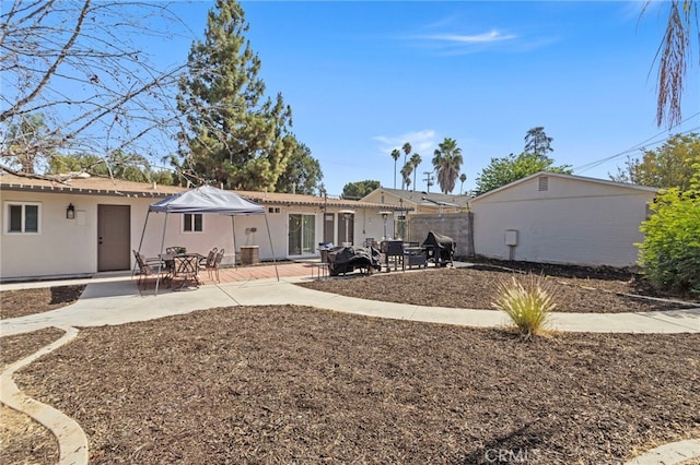 1443 E Devonshire Ave, Hemet, CA 92544 - back of property with a patio area