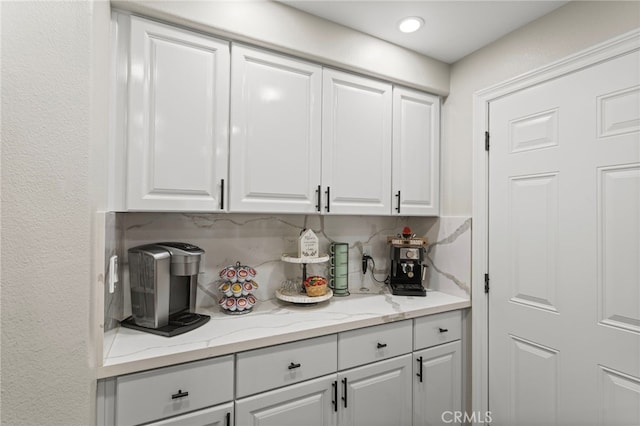 1443 E Devonshire Ave, Hemet, CA 92544 - bar featuring decorative backsplash