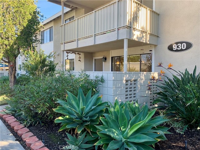 930 Avenida Majorca Unit A, Laguna Woods, CA 92637 - doorway to property featuring a balcony and stucco siding