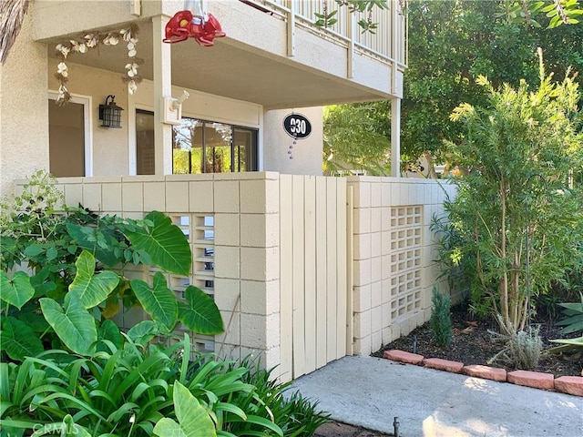 930 Avenida Majorca Unit A, Laguna Woods, CA 92637 - exterior view of stucco siding
