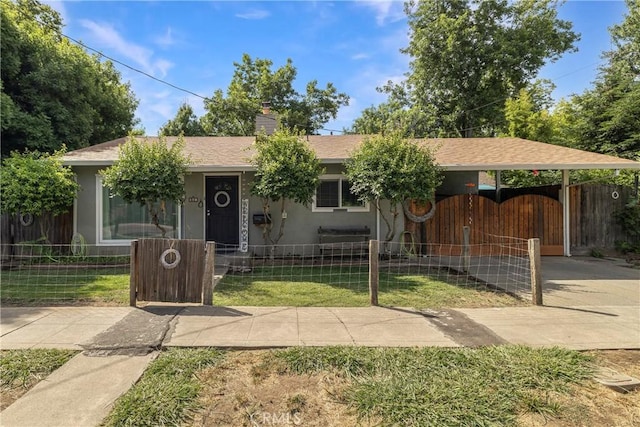 401 W 6th Ave, Chico, CA 95926 - ranch-style house featuring stucco siding, a fenced front yard, a chimney, and a gate