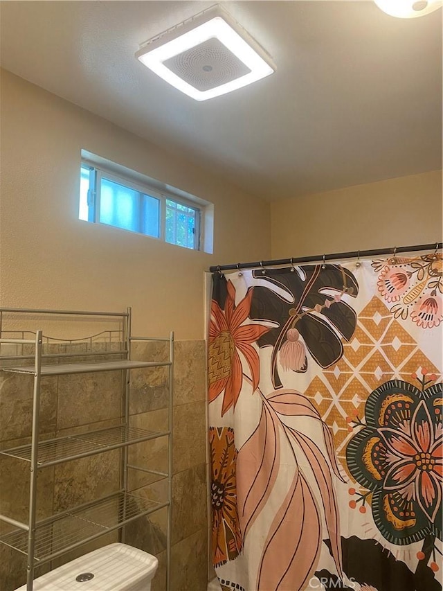 10815 Gorman Ave, Los Angeles, CA 90059 - bathroom featuring a shower with shower curtain