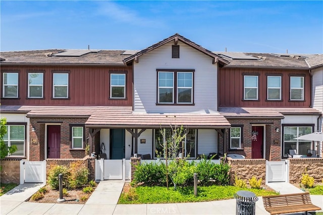 300 Farmhouse Dr Unit 3, Simi Valley, CA 93065 - view of property with a gate, solar panels, and a fenced front yard