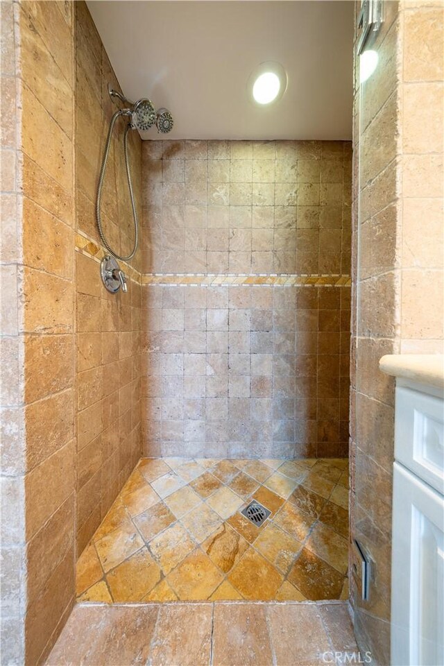 11253 Peach Grove St Unit 106, North Hollywood, CA 91601 - full bathroom with tiled shower and stone tile floors