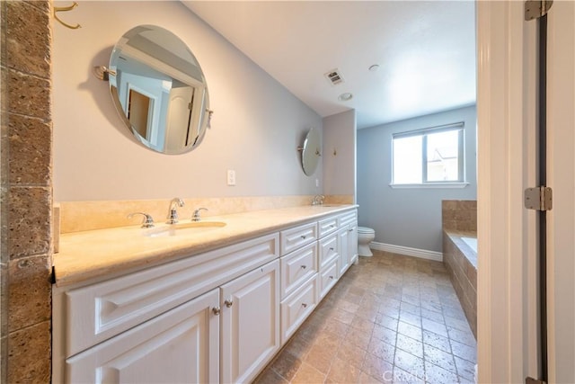 11253 Peach Grove St Unit 106, North Hollywood, CA 91601 - full bath featuring double vanity and a relaxing tiled tub