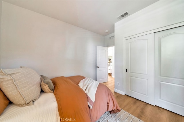 8 Caltrop Way, Ladera Ranch, CA 92694 - bedroom with light wood-style flooring, a closet, and lofted ceiling