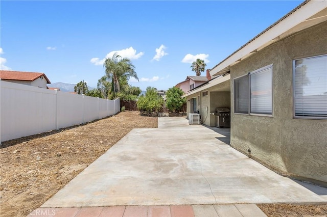 7550 Periwinkle Dr, Fontana, CA 92336 - fenced backyard with a patio area