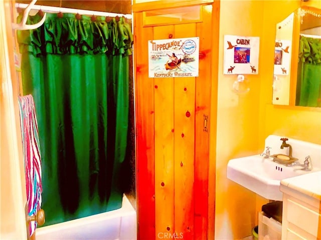 33140 Juniper Ln, Green Valley Lake, CA 92341 - full bath featuring a shower with shower curtain