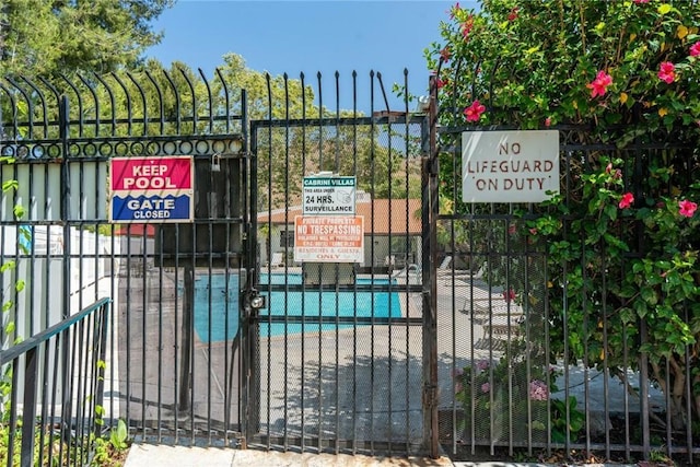 9576 Via Bernardo, Burbank, CA 91504 - view of gate