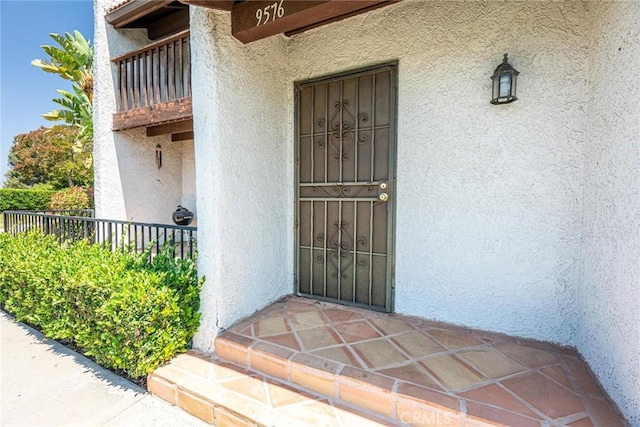 9576 Via Bernardo, Burbank, CA 91504 - entrance to property featuring stucco siding and a balcony