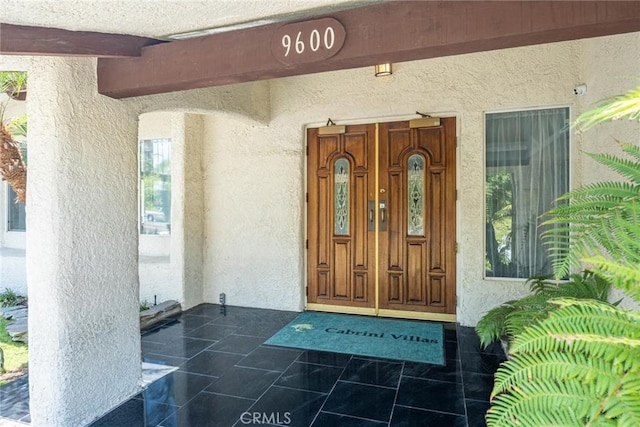 9576 Via Bernardo, Burbank, CA 91504 - entrance to property with stucco siding