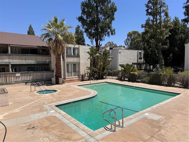 8601 International Ave Unit 178, Canoga Park, CA 91304 - community pool with a community hot tub and a patio area