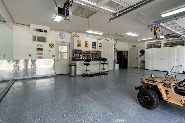4139 Sunshine Ct, Merced, CA 95340 - garage with a garage door opener