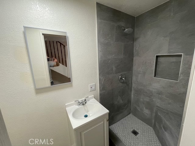 1415 El Sereno Ave Unit 4, Pasadena, CA 91103 - full bath with a tile shower and vanity