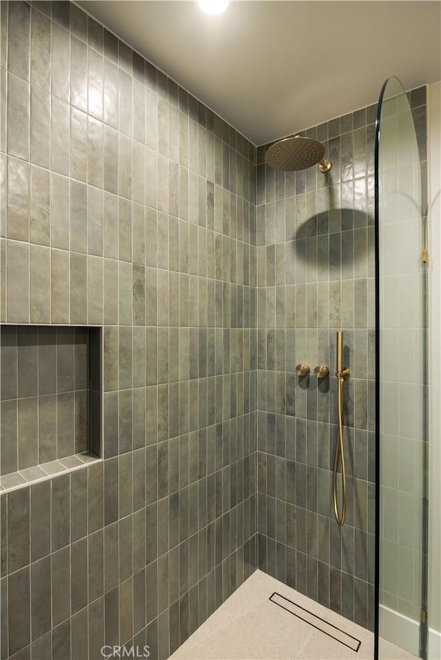 3499 San Rafael Cir, Costa Mesa, CA 92626 - bathroom with a tile shower