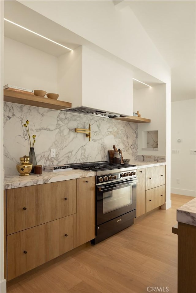 3499 San Rafael Cir, Costa Mesa, CA 92626 - kitchen with open shelves, gas range, light wood finished floors, backsplash, and light countertops