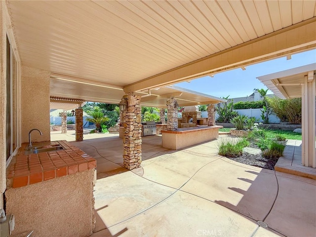 43097 Calle Camellia, Temecula, CA 92592 - fenced backyard with a patio area and an outdoor kitchen
