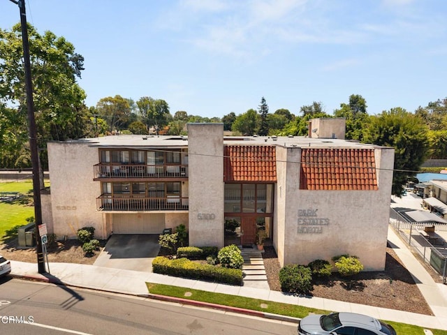 5300 E Atherton St Unit 2F, Long Beach, CA 90815 - view of property featuring a garage and driveway