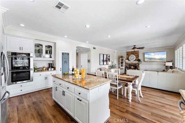 2571 Stetson Dr, Norco, CA 92860 - kitchen with appliances with stainless steel finishes, a ceiling fan, open floor plan, crown molding, and a kitchen island
