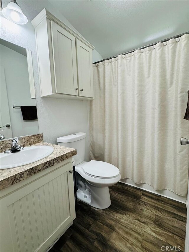 2851 S La Cadena Dr Unit 125, Colton, CA 92324 - full bath featuring wood finished floors, vanity, a shower with shower curtain, and lofted ceiling
