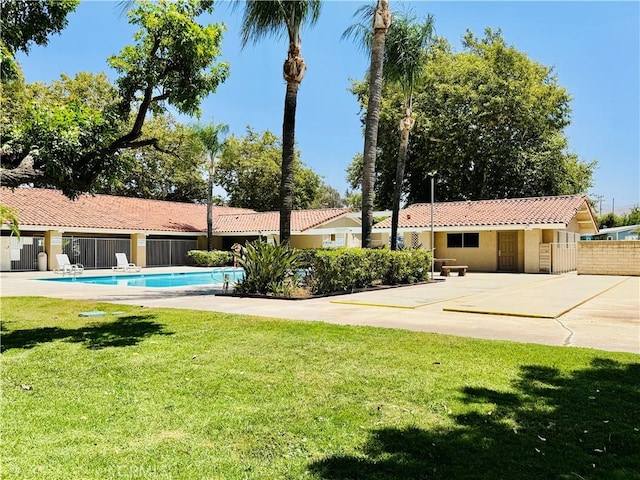 2851 S La Cadena Dr Unit 125, Colton, CA 92324 - view of yard featuring a community pool