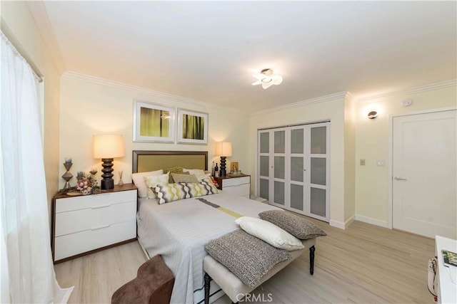 645 N Gramercy Pl, Los Angeles, CA 90004 - bedroom with light wood-style floors and crown molding