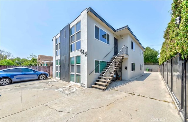 645 N Gramercy Pl, Los Angeles, CA 90004 - view of building exterior featuring stairs