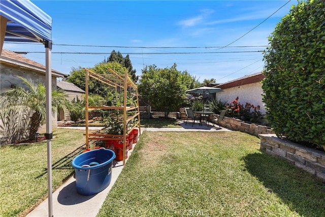 430 E 104th St, Los Angeles, CA 90003 - view of yard with a patio area