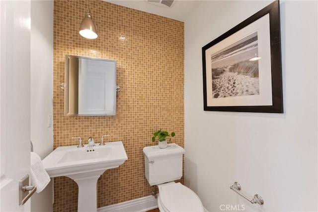 3201 4th Ave, Corona Del Mar, CA 92625 - bathroom featuring toilet and tile walls