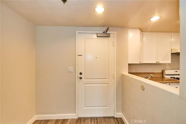 580 W Main St Unit 105, Alhambra, CA 91801 - kitchen featuring wood finished floors, white cabinets, recessed lighting, under cabinet range hood, and white range