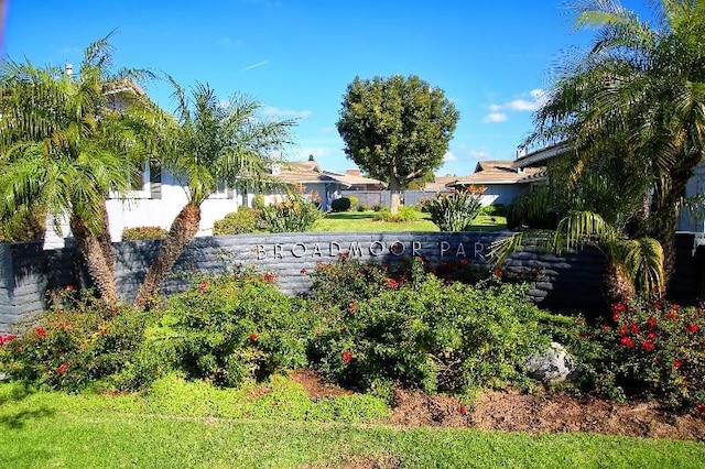 1209 E 1st St, Tustin, CA 92780 - view of community sign