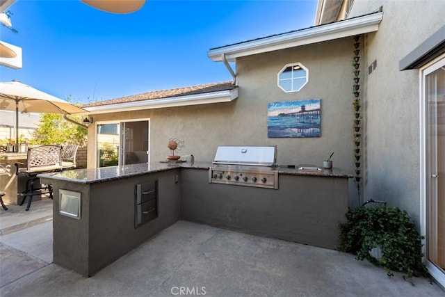 20072 Mural Cir, Huntington Beach, CA 92646 - view of patio featuring an outdoor kitchen