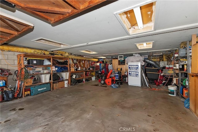 292 Heliotrope Dr, Lake Arrowhead, CA 92352 - view of garage