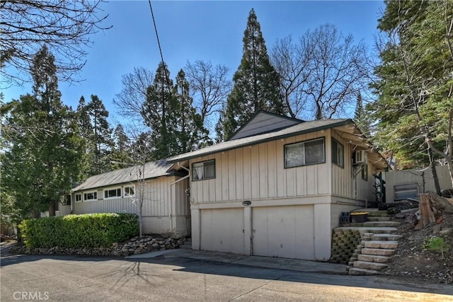 292 Heliotrope Dr, Lake Arrowhead, CA 92352 - view of front facade with a garage