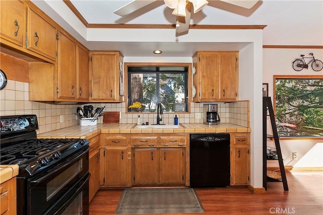 292 Heliotrope Dr, Lake Arrowhead, CA 92352 - kitchen with black appliances, dark wood-style floors, crown molding, ceiling fan, and backsplash