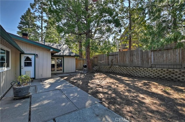 292 Heliotrope Dr, Lake Arrowhead, CA 92352 - fenced backyard with a patio area