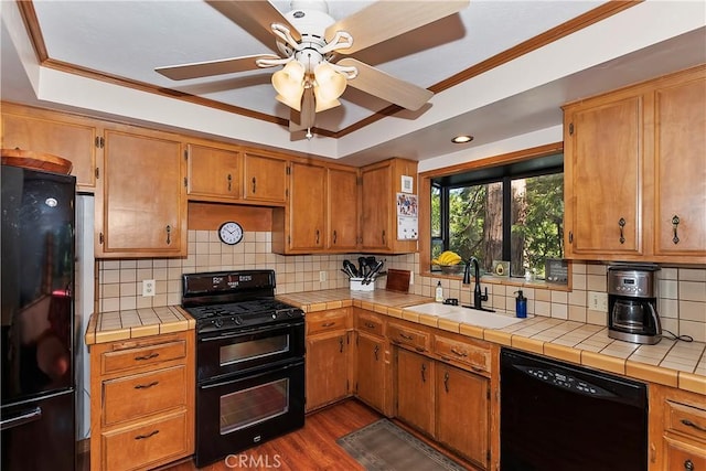 292 Heliotrope Dr, Lake Arrowhead, CA 92352 - kitchen featuring black appliances, a raised ceiling, ceiling fan, crown molding, and dark wood finished floors
