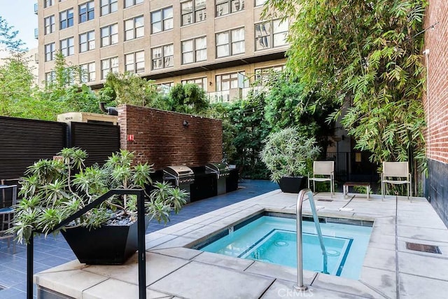 460 S Spring St Unit 1013, Los Angeles, CA 90013 - view of pool featuring a hot tub, a pool, grilling area, and a patio