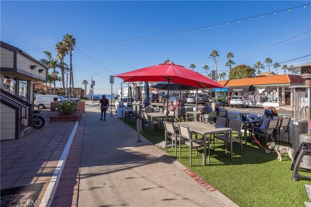 555 Esplanade Unit 320, Redondo Beach, CA 90277 - view of community with a yard