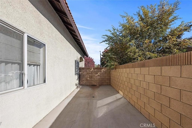 43939 Glenraven Rd, Lancaster, CA 93535 - view of side of home featuring stucco siding and a patio