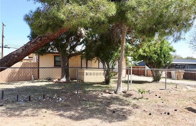 16226 Pine St, Hesperia, CA 92345 - view of front facade