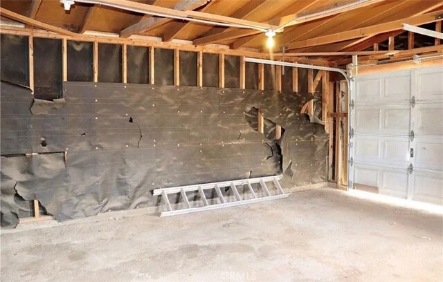16226 Pine St, Hesperia, CA 92345 - view of garage